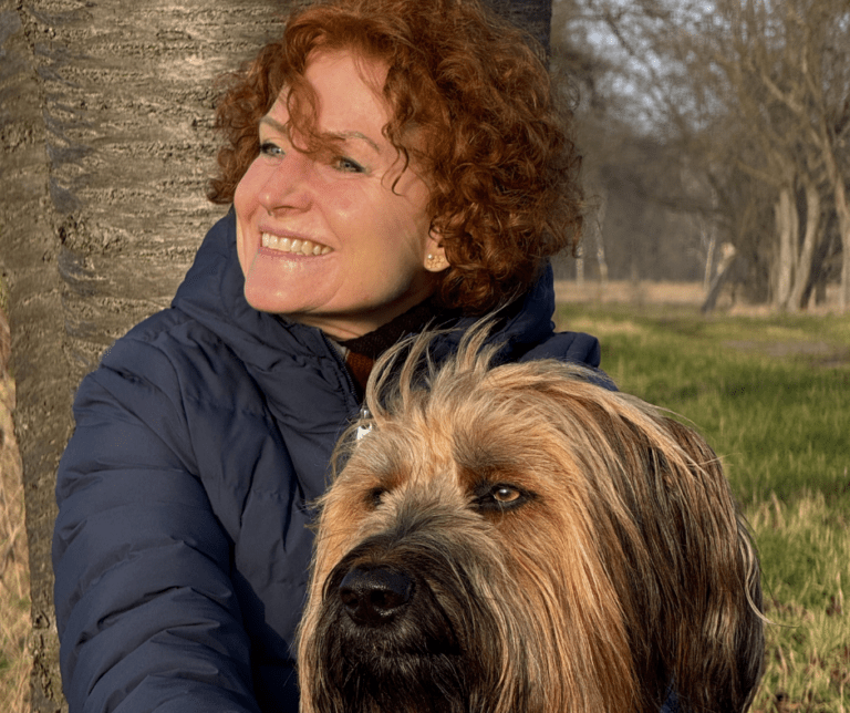 Lachende Frau mit Hund, die Harmonie ausstrahlen