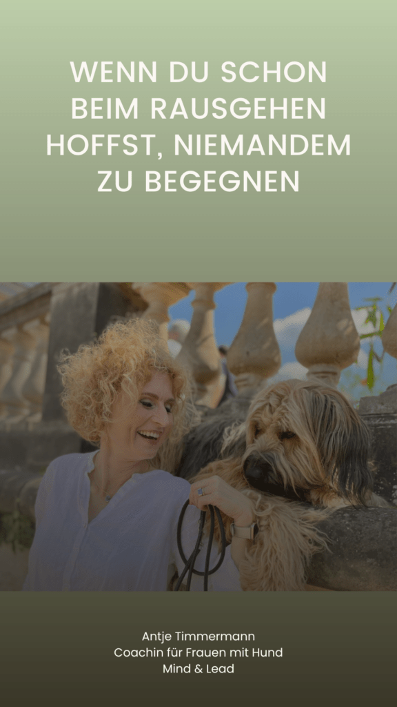 Deckblatt eines Impulses, was eine Frau friedlich und in Harmonie mit ihrem Hund auf der Mauer liegend zeigt